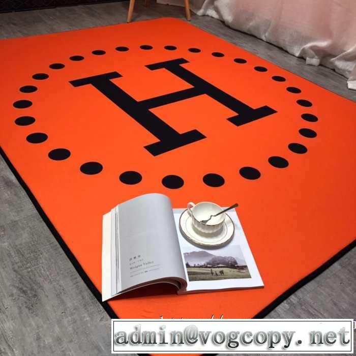 クールな印象を引き立て  エルメス HERMES 2019年の夏のマスト カーペット お部屋に馴染みやすい