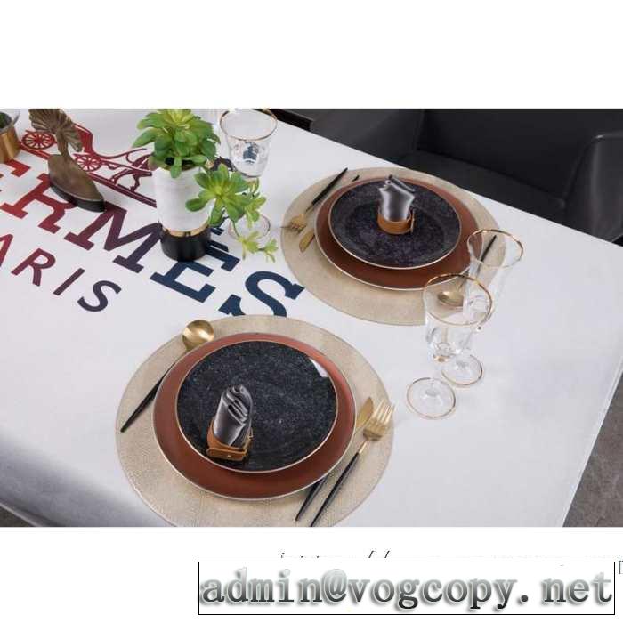 踏み心地もペラペラでリラックス エルメス HERMES 2019年の春夏に着たい カーペット 馴染みやすいスタイル美品