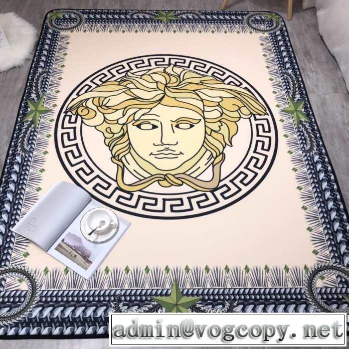 ヴェルサーチVERSACE 2019SSのトレンド商品 ラグカーペット 冬はほっこりオールシーズン対応 優れた実用性