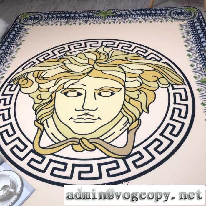 ヴェルサーチVERSACE 2019SSのトレンド商品 ラグカーペット 冬はほっこりオールシーズン対応 優れた実用性
