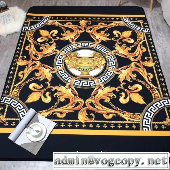 ラグカーペット高弾力で踏み心地も抜群  ヴェルサーチ 安定性＆機能性が高く VERSACE  2019春夏のトレンド新商品