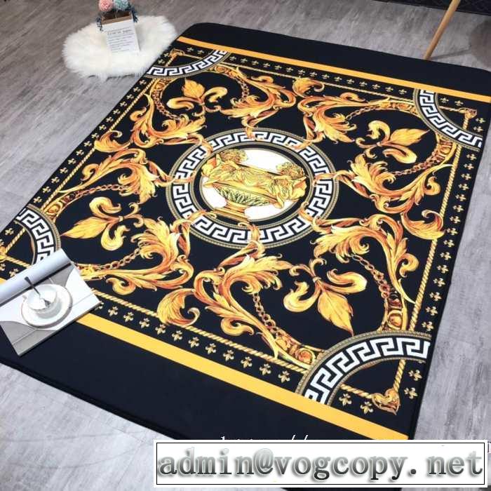 ラグカーペット高弾力で踏み心地も抜群  ヴェルサーチ 安定性＆機能性が高く VERSACE  2019春夏のトレンド新商品