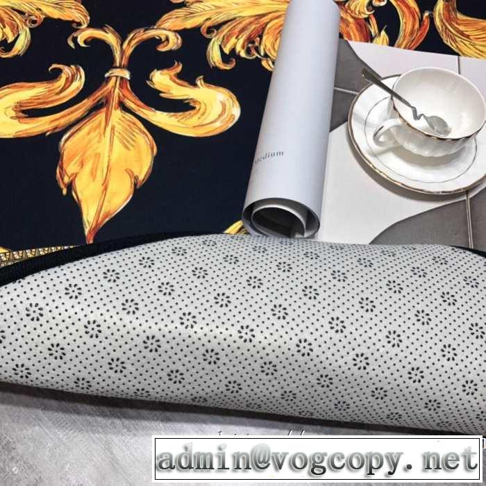 ラグカーペット高弾力で踏み心地も抜群  ヴェルサーチ 安定性＆機能性が高く VERSACE  2019春夏のトレンド新商品