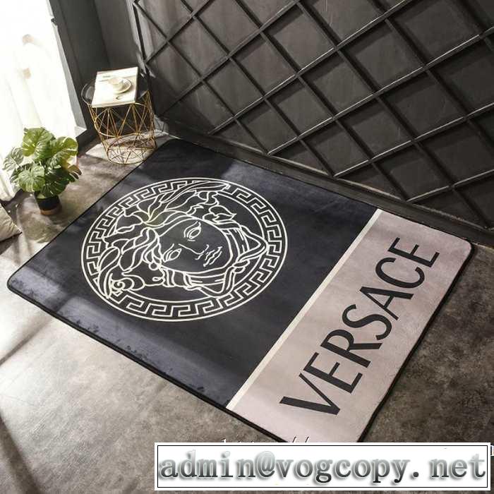 超極細繊維で作られた１枚 ヴェルサーチVERSACE 2019年の春夏に着たい ラグカーペット年中足元を快適にしてくれる