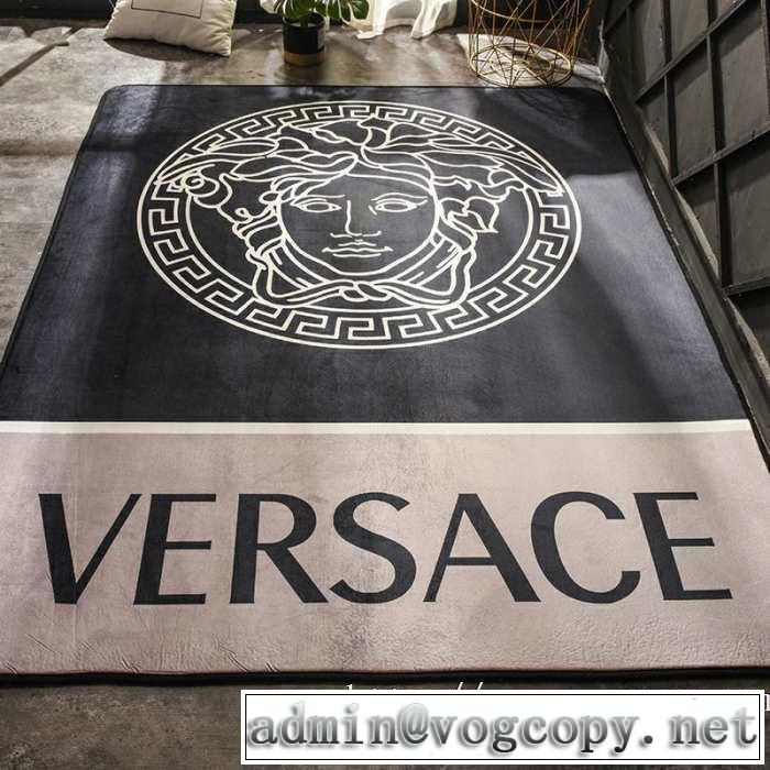 超極細繊維で作られた１枚 ヴェルサーチVERSACE 2019年の春夏に着たい ラグカーペット年中足元を快適にしてくれる
