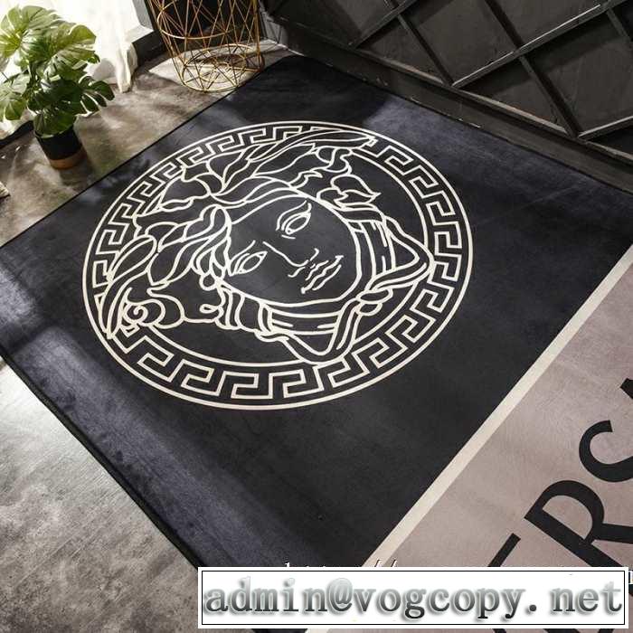 超極細繊維で作られた１枚 ヴェルサーチVERSACE 2019年の春夏に着たい ラグカーペット年中足元を快適にしてくれる