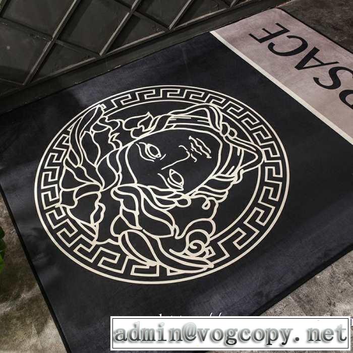 超極細繊維で作られた１枚 ヴェルサーチVERSACE 2019年の春夏に着たい ラグカーペット年中足元を快適にしてくれる