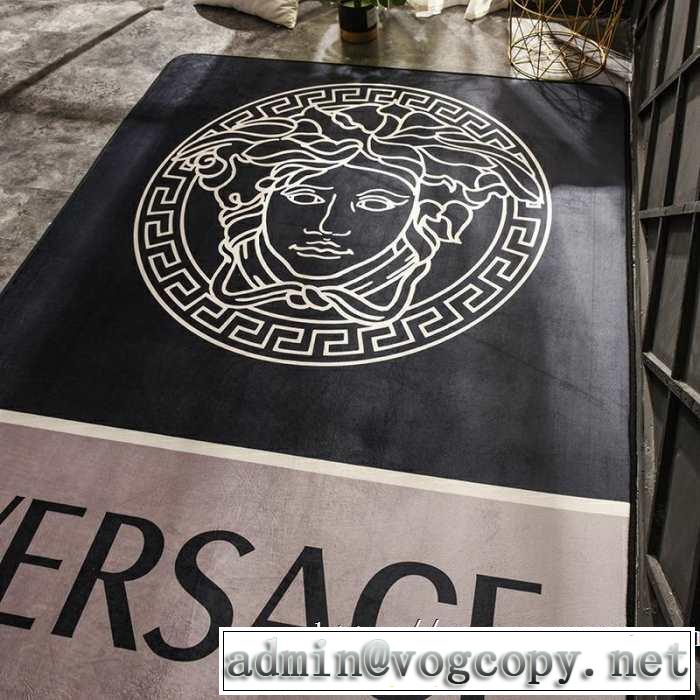 超極細繊維で作られた１枚 ヴェルサーチVERSACE 2019年の春夏に着たい ラグカーペット年中足元を快適にしてくれる