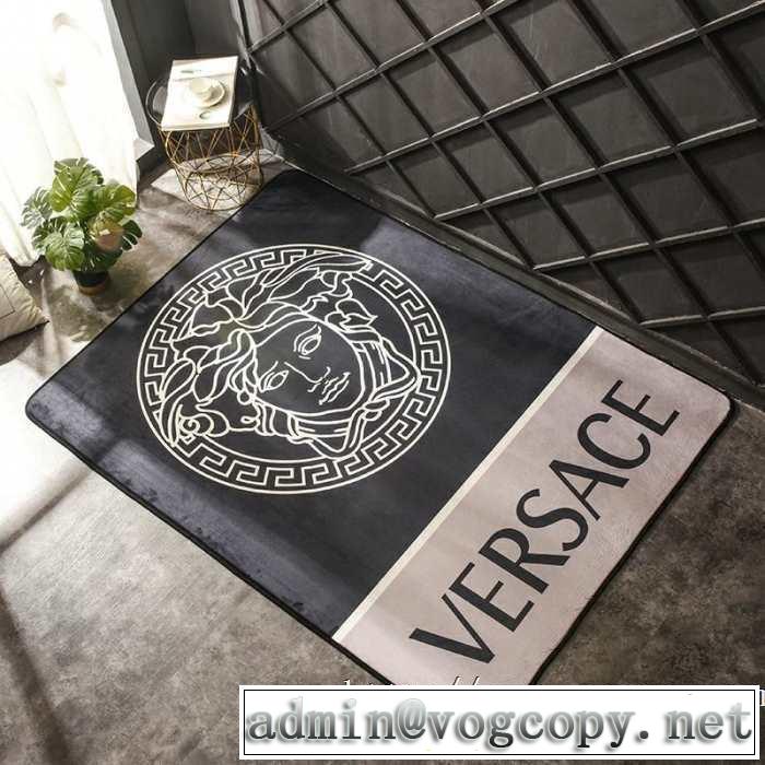 超極細繊維で作られた１枚 ヴェルサーチVERSACE 2019年の春夏に着たい ラグカーペット年中足元を快適にしてくれる