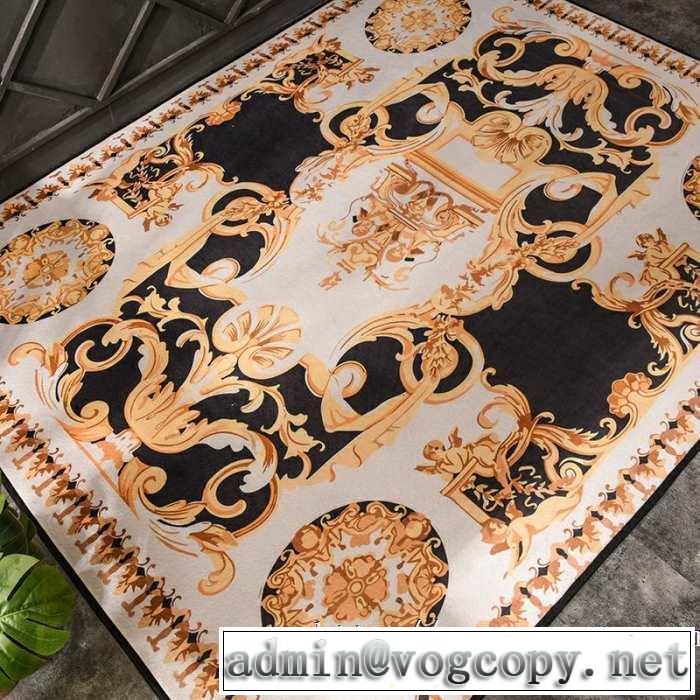 お部屋に合わせやすいスタイリッシュな魅力 ヴェルサーチVERSACE 毛が出にくい仕上がり ラグカーペット 2019春夏トレンドアイテム