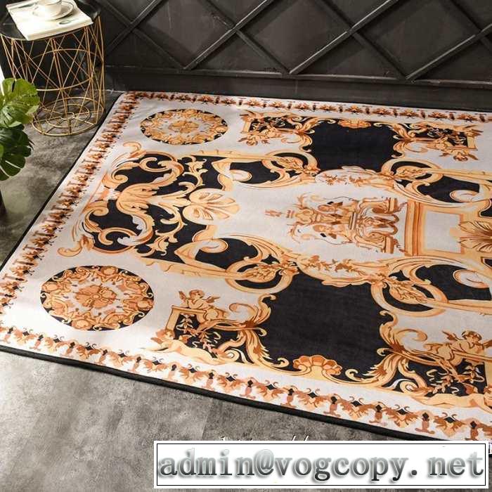 お部屋に合わせやすいスタイリッシュな魅力 ヴェルサーチVERSACE 毛が出にくい仕上がり ラグカーペット 2019春夏トレンドアイテム