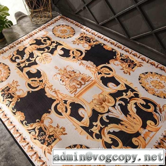 お部屋に合わせやすいスタイリッシュな魅力 ヴェルサーチVERSACE 毛が出にくい仕上がり ラグカーペット 2019春夏トレンドアイテム