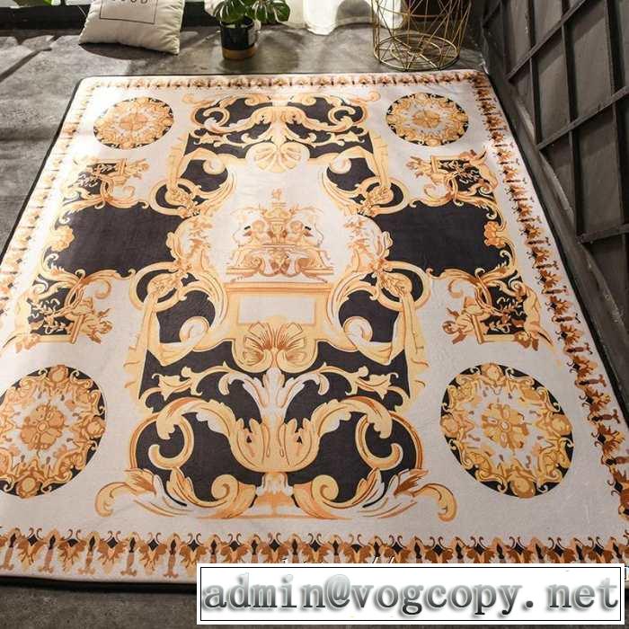 お部屋に合わせやすいスタイリッシュな魅力 ヴェルサーチVERSACE 毛が出にくい仕上がり ラグカーペット 2019春夏トレンドアイテム