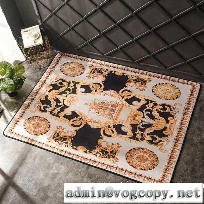 お部屋に合わせやすいスタイリッシュな魅力 ヴェルサーチVERSACE 毛が出にくい仕上がり ラグカーペット 2019春夏トレンドアイテム