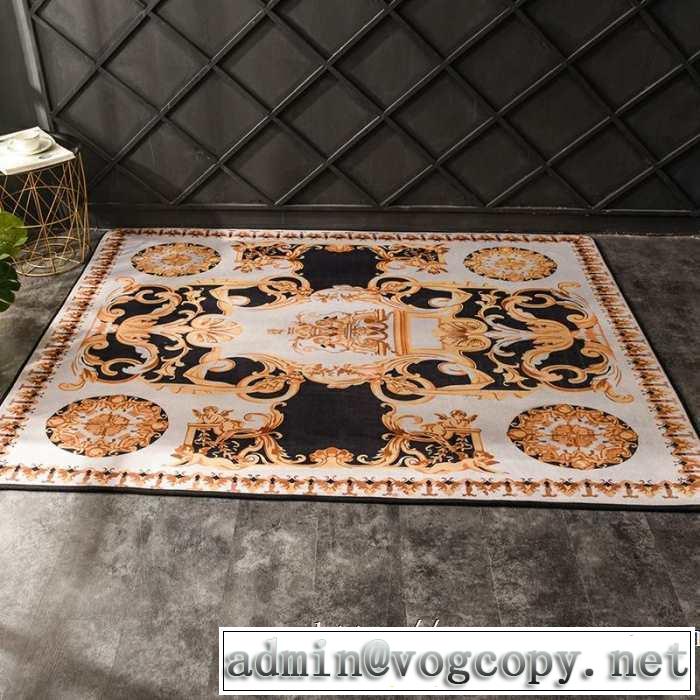お部屋に合わせやすいスタイリッシュな魅力 ヴェルサーチVERSACE 毛が出にくい仕上がり ラグカーペット 2019春夏トレンドアイテム