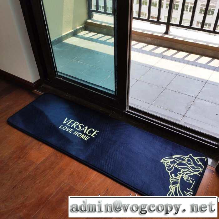 気軽にお部屋の飾り付けを変える 2019即旬な装いに ラグカーペット 何気ない日常をオシャレに ヴェルサーチVERSACE