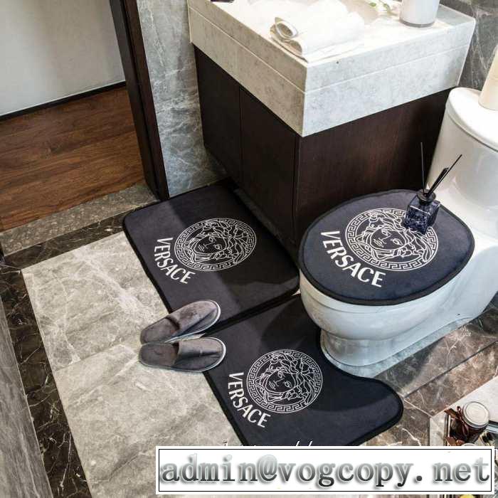 2019年春夏のトレンドアイテム  ラグカーペット  ヴェルサーチVERSACE 見た目はおしゃれで高級感が溢れる