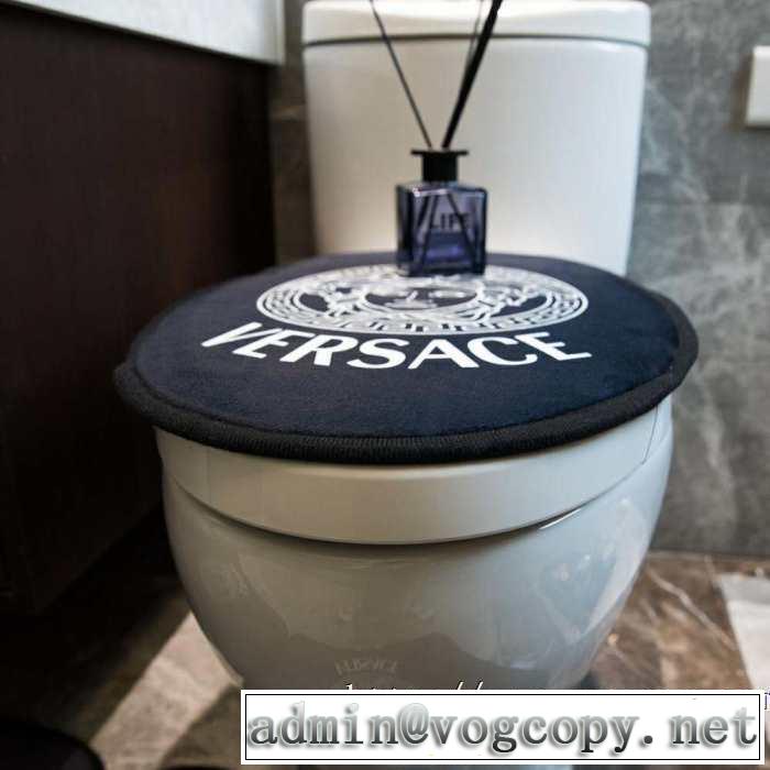 2019年春夏のトレンドアイテム  ラグカーペット  ヴェルサーチVERSACE 見た目はおしゃれで高級感が溢れる