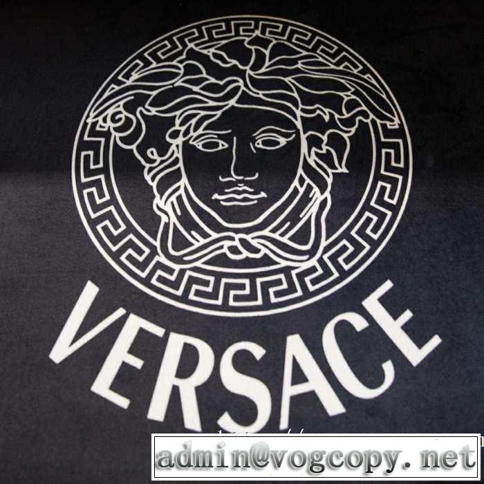 2019年春夏のトレンドアイテム  ラグカーペット  ヴェルサーチVERSACE 見た目はおしゃれで高級感が溢れる