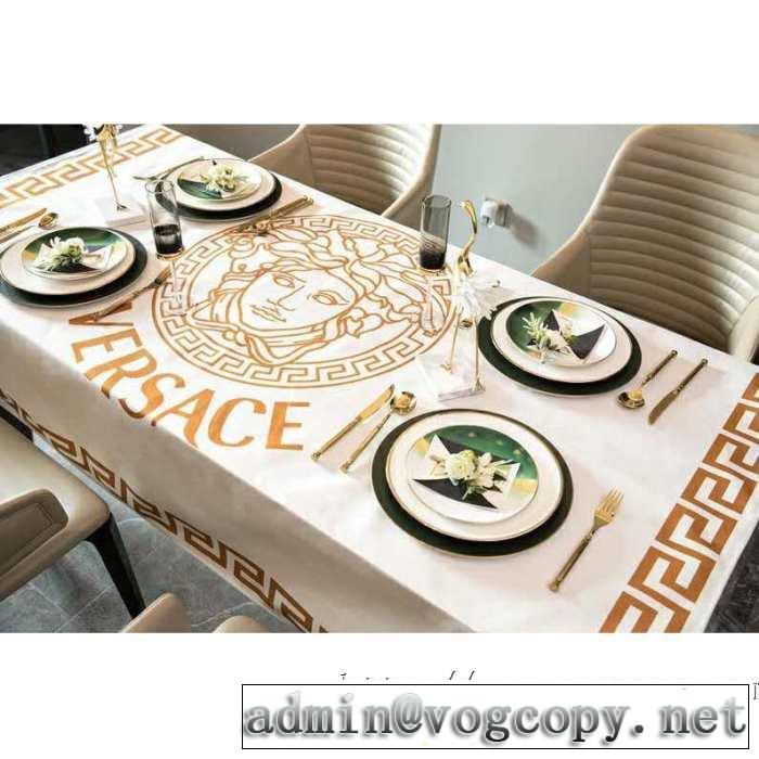 踏み心地もペラペラでリラックス ヴェルサーチVERSACE ラグカーペット 2019年夏の一押しファッションアイテム 