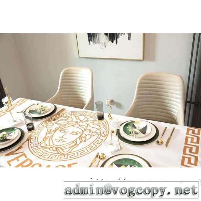 踏み心地もペラペラでリラックス ヴェルサーチVERSACE ラグカーペット 2019年夏の一押しファッションアイテム