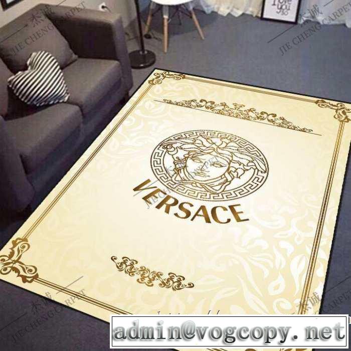 大人カジュアル夏ファッション2019 ヴェルサーチVERSACE 肌触りの良さとお手入れのしやすさを両立 ラグカーペット