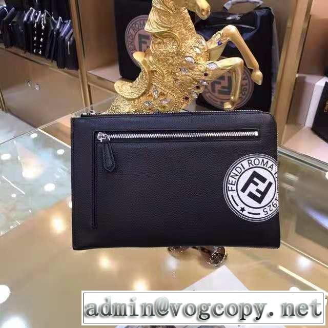  すっかり定番化 フェンディ人気急上昇中  FENDI ポーチ ストリートファッション
