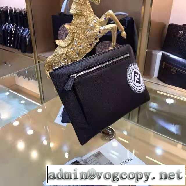 すっかり定番化 フェンディ人気急上昇中  FENDI ポーチ ストリートファッション