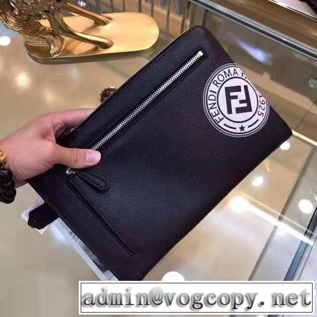 すっかり定番化 フェンディ人気急上昇中  FENDI ポーチ ストリートファッション