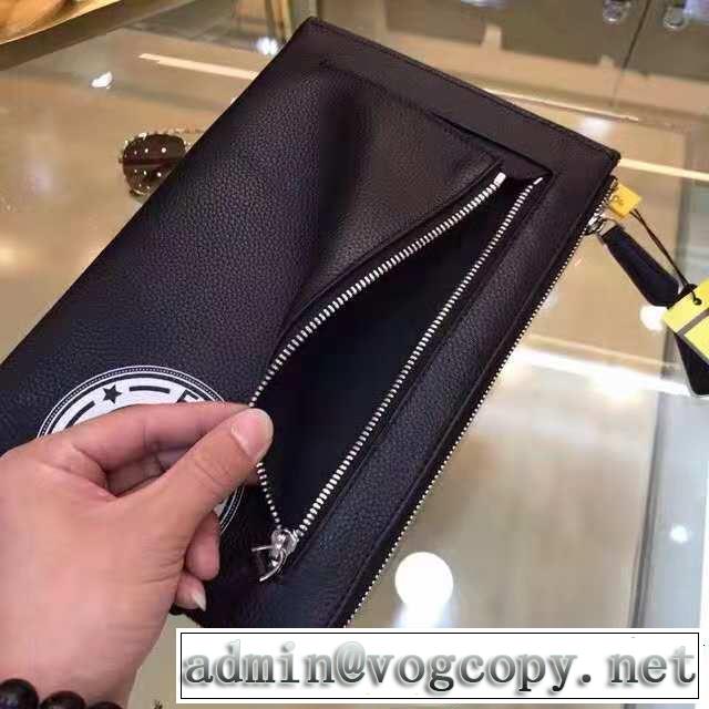 すっかり定番化 フェンディ人気急上昇中  FENDI ポーチ ストリートファッション