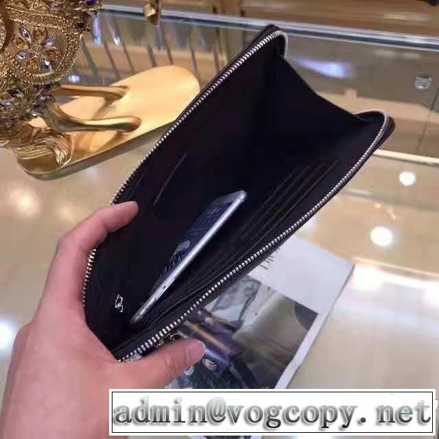 すっかり定番化 フェンディ人気急上昇中  FENDI ポーチ ストリートファッション