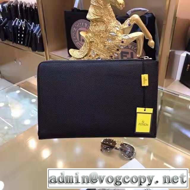すっかり定番化 フェンディ人気急上昇中  FENDI ポーチ ストリートファッション