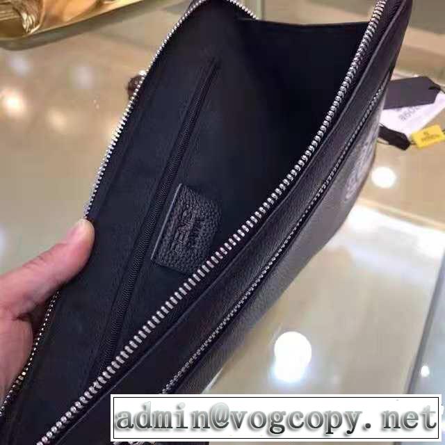 すっかり定番化 フェンディ人気急上昇中  FENDI ポーチ ストリートファッション