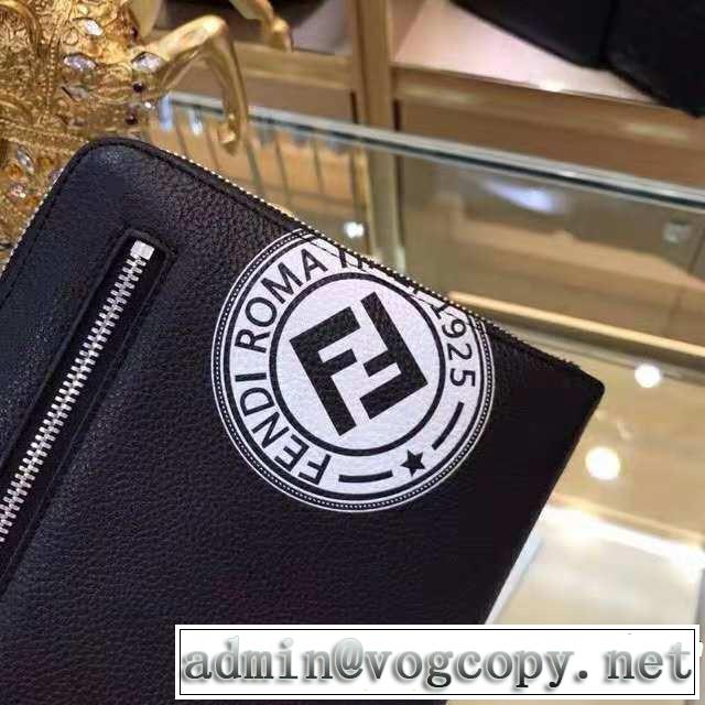 すっかり定番化 フェンディ人気急上昇中  FENDI ポーチ ストリートファッション