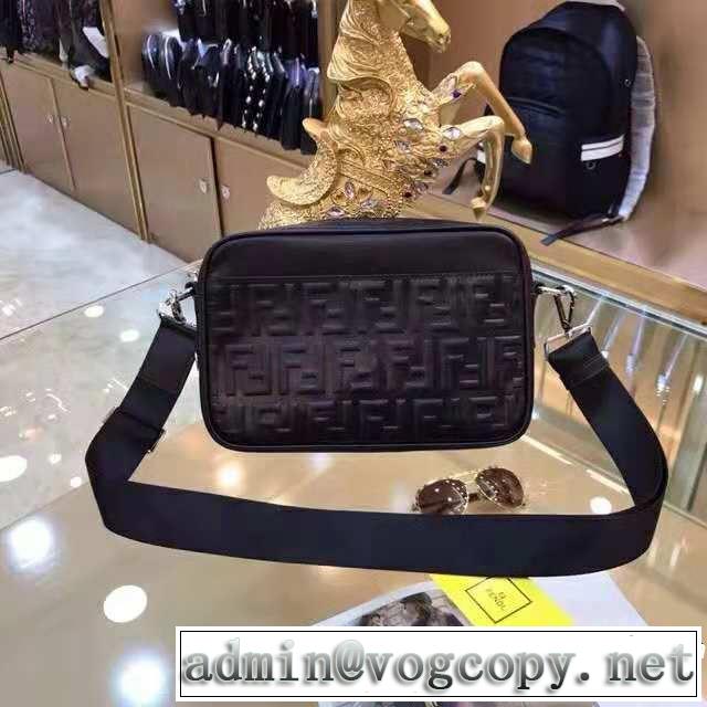  人目を引く存在感  ショルダーバッグ 目前の注目ブランド フェンディ FENDI 大人カジュアル 