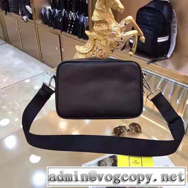 人目を引く存在感  ショルダーバッグ 目前の注目ブランド フェンディ FENDI 大人カジュアル