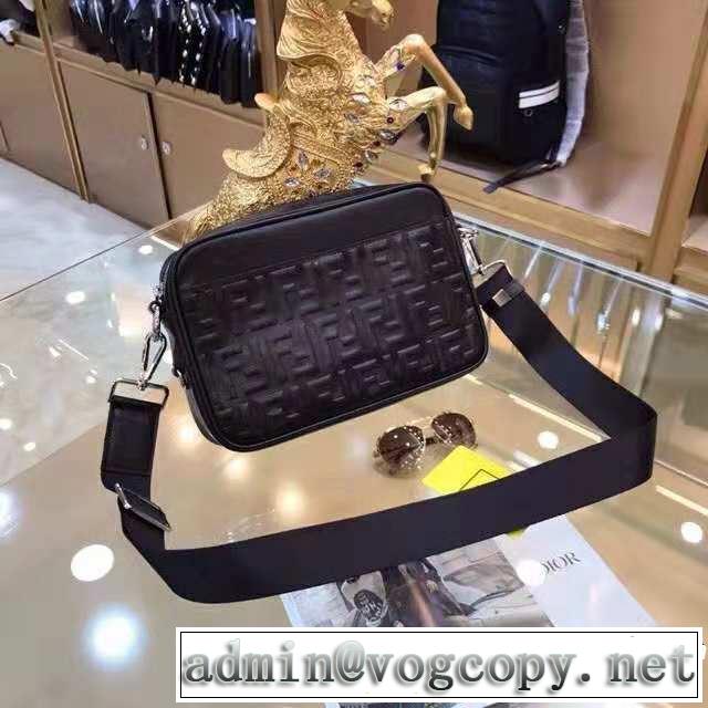 人目を引く存在感  ショルダーバッグ 目前の注目ブランド フェンディ FENDI 大人カジュアル