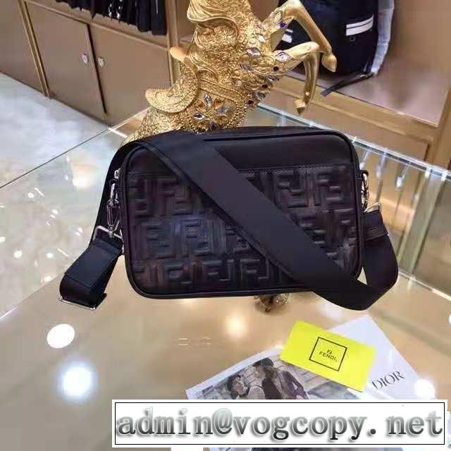 人目を引く存在感  ショルダーバッグ 目前の注目ブランド フェンディ FENDI 大人カジュアル