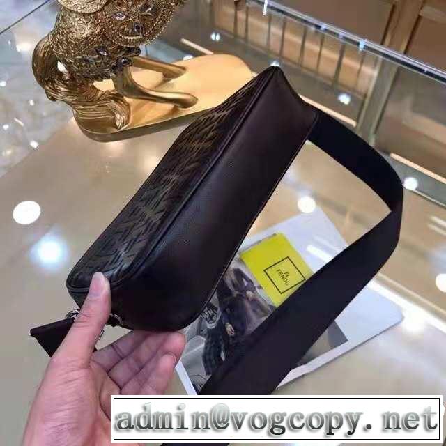 人目を引く存在感  ショルダーバッグ 目前の注目ブランド フェンディ FENDI 大人カジュアル