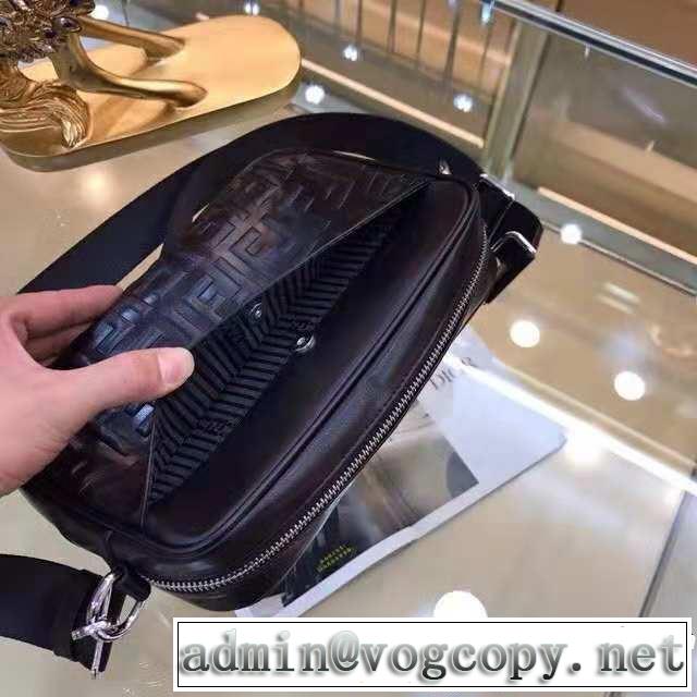 人目を引く存在感  ショルダーバッグ 目前の注目ブランド フェンディ FENDI 大人カジュアル