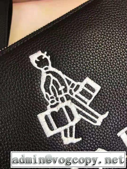 大流行中 プラダ流行っている  期間限定セール PRADA  ポーチ2018年秋冬シーズン
