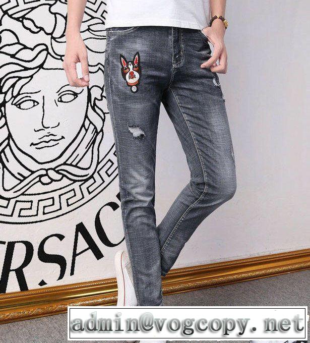 今年っぽくNEWファッション　ヴェルサーチVERSACE  ジーンズ　流行の注目ブランド