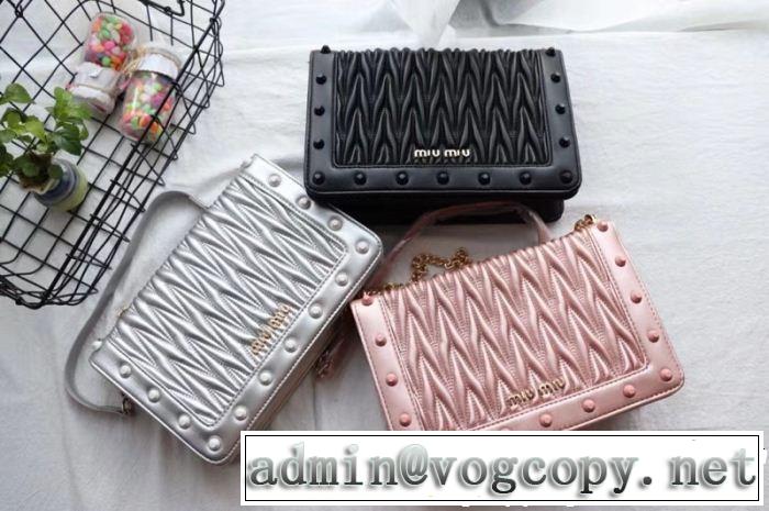  2018年秋冬入荷  ミュウミュウ MIUMIU  ショルダーバッグ  3色可選　人目を引く存在感