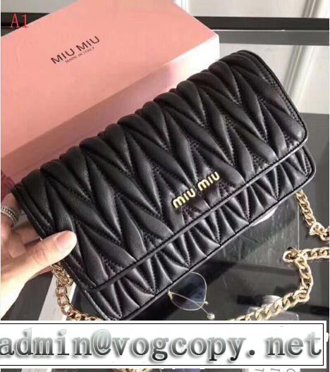 目前の注目ブランド　ショルダーバッグ  3色可選　秋冬大活躍　ミュウミュウ MIUMIU