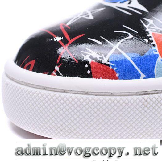 希少性の高いルブタン偽物Christian Louboutin超人気新品スリッポンカジュアルブラックスニーカーレザー採用