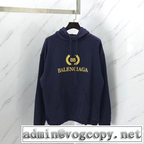 バレンシアガ BALENCIAGA  パーカー 目前の注目ブランド  現代的な印象　個性的なモデル