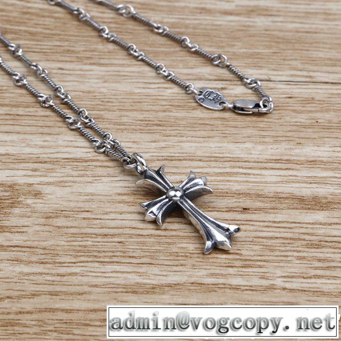  夏の大人カジュアルスタイル クロムハーツ CHROME HEARTS  ネックレス 大人っぽく着こなせる 
