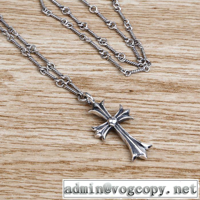 夏の大人カジュアルスタイル クロムハーツ CHROME HEARTS  ネックレス 大人っぽく着こなせる