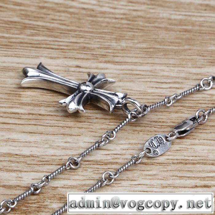 夏の大人カジュアルスタイル クロムハーツ CHROME HEARTS  ネックレス 大人っぽく着こなせる