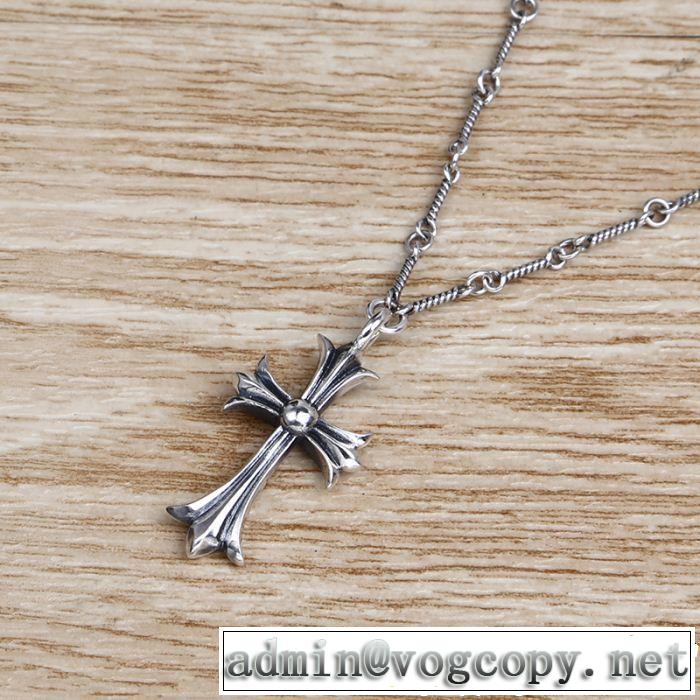 夏の大人カジュアルスタイル クロムハーツ CHROME HEARTS  ネックレス 大人っぽく着こなせる